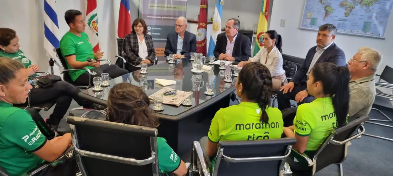 87602-el-seleccionado-de-futbol-femenino-de-bolivia-desarrolla-actividades-en-salta
