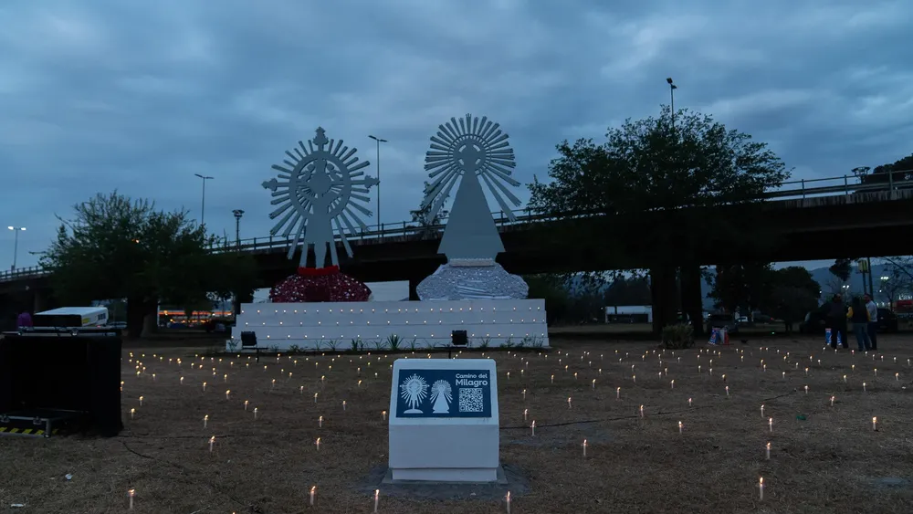 rotonda-del-peregrino-noche-velas-1-1