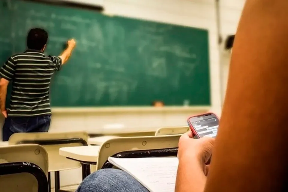 865661-4a-celulares-20en-20escuelas