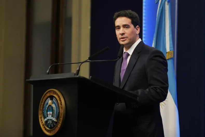 adrian-ravier-vocero-presidencial-primera-conferencia-30-junio-26