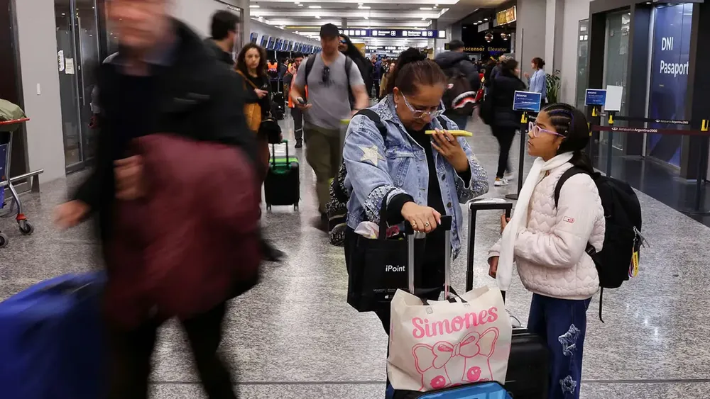 Pasajeros afectados por una medida de fuerza de Intercargo. Fuente: REUTERS/Agustin Marcarian