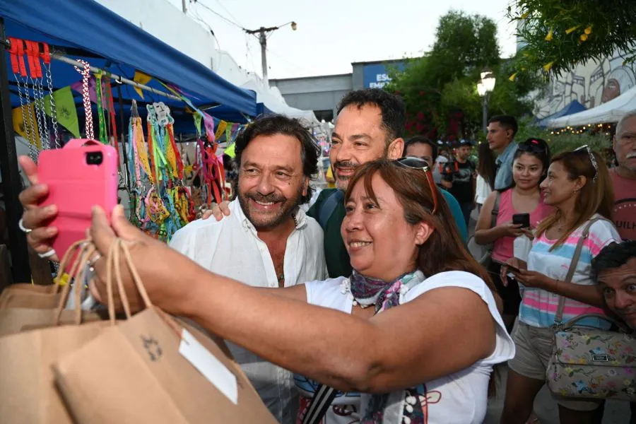 14404-el-gobernador-saenz-y-el-intendente-durand-felicitaron-a-los-emprendedores-durante-la-feria-organizada-para-el-dia-de-la-madre