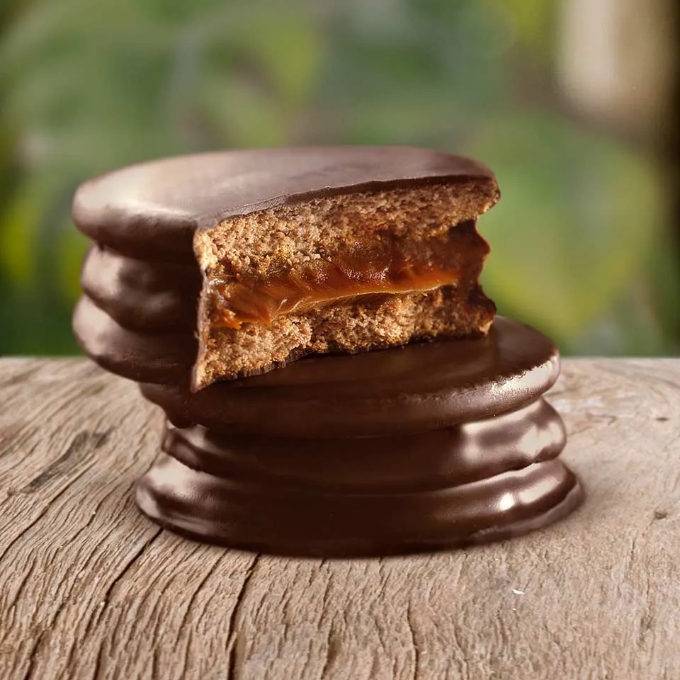 alfajor-negro-relleno-de-dulce-de-leche