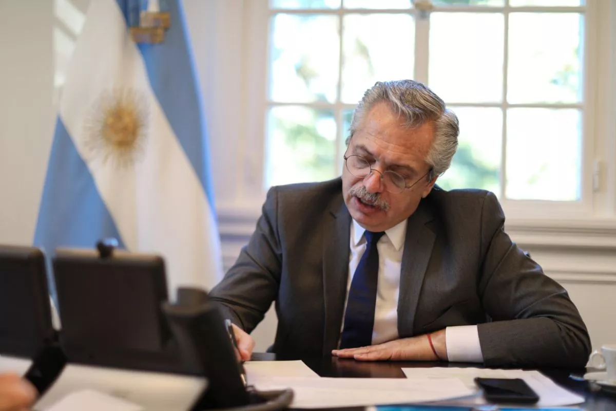 Alberto-Fernandez-firmando-computadora