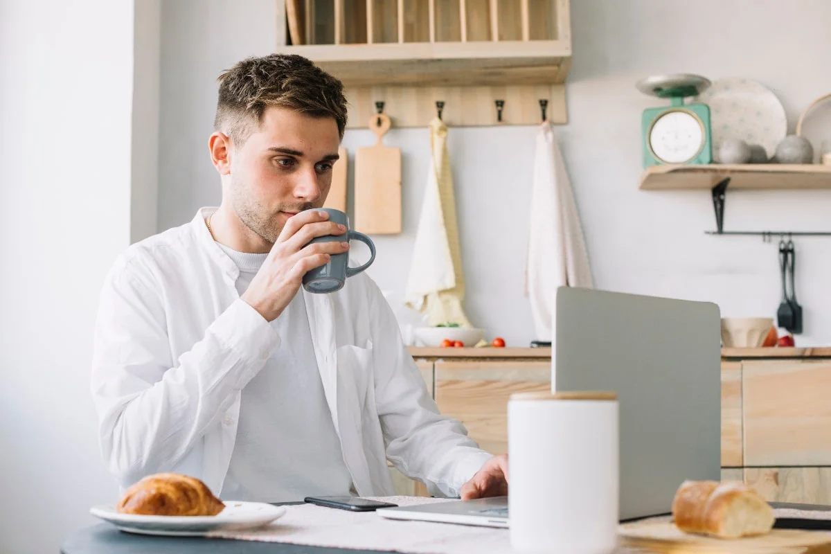 almorzando-en-el-trabajo-mientras-trabajas-min