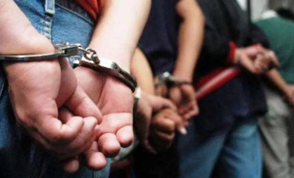Consignados-Esposados-Detenidos-770x392-1140x580-1-1160x700-1-1160x700