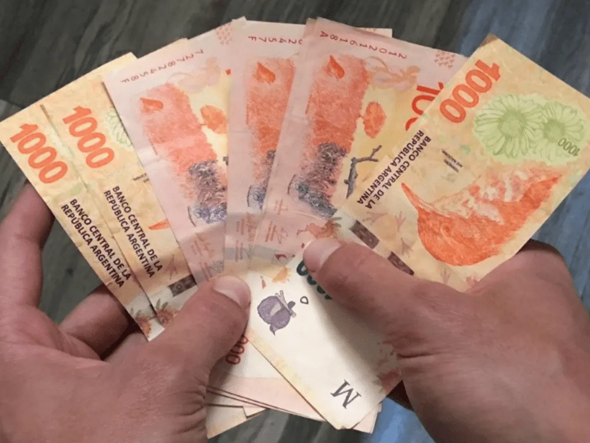 manos_con_billete.png_675828847