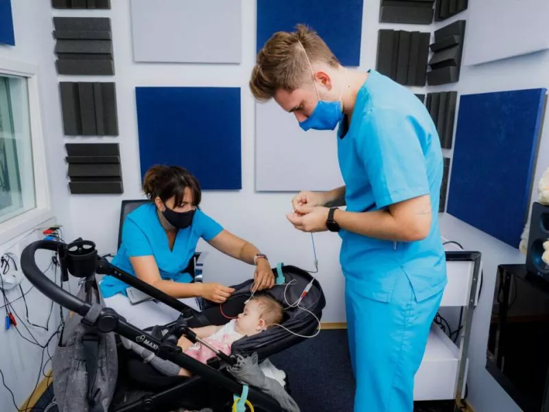 5562-nuevos-equipos-para-deteccion-de-hipoacusia-en-los-hospitales-materno-infantil-y-papa-francisco