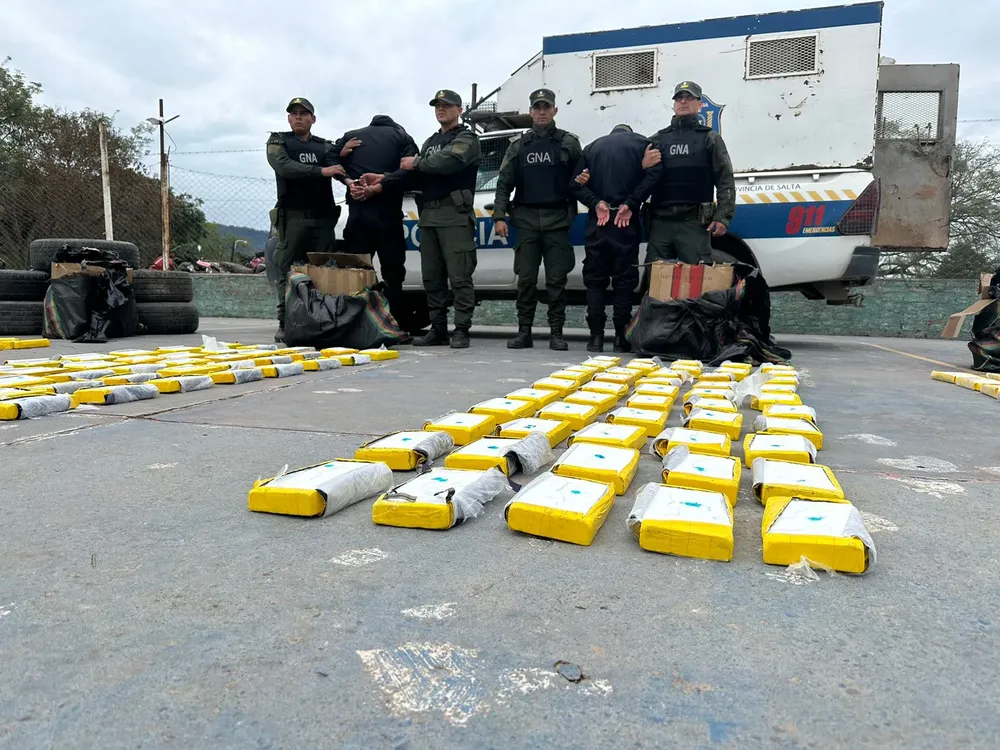 Trasladaban 420 kilos de cocaína en la caja de una camioneta oficial (4)