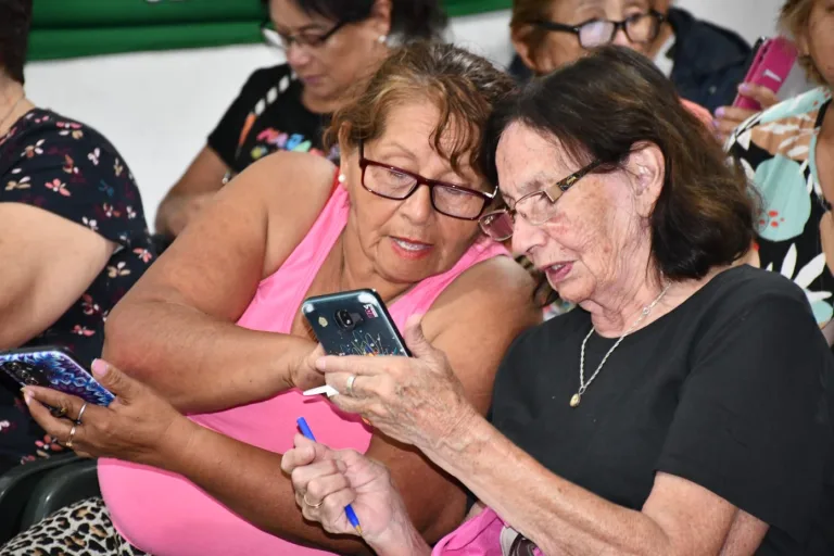 uso-del-celular-en-ceunsa-union-4-768x512