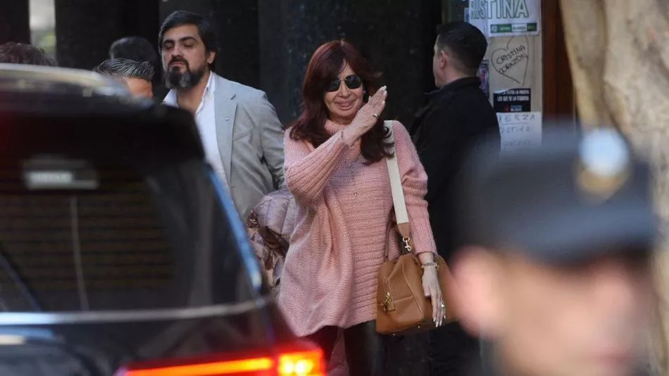 cristina-fernandez-saliendo-de-su-domicilio-en-recoleta-20220902-1412793