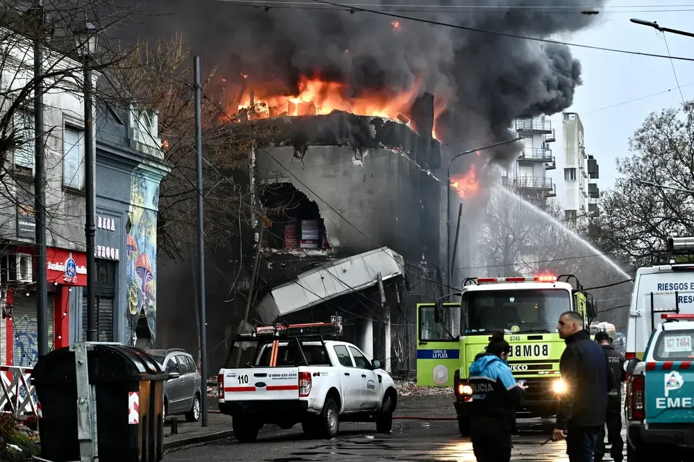 incendio-y-derrumbe-el-deposito-7jpg