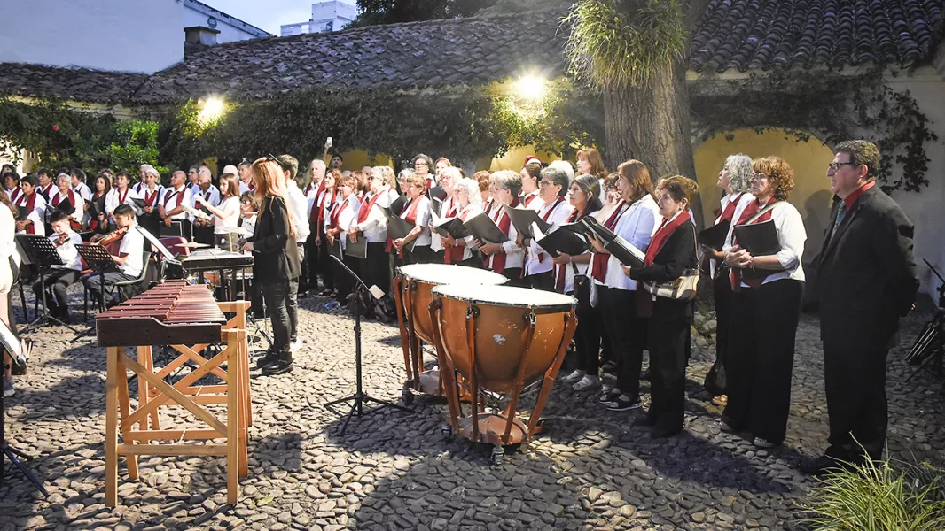 99284-el-coro-de-las-personas-mayores-actuo-en-el-museo-historico-del-norte