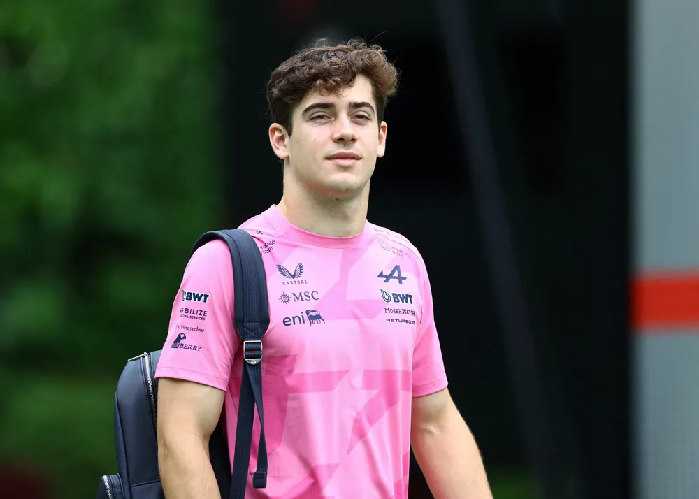 franco-colapinto-inicia-su-actividad-en-el-exigente-circuito-callejero-del-gp-de-singapur-de-formula-1-scaled