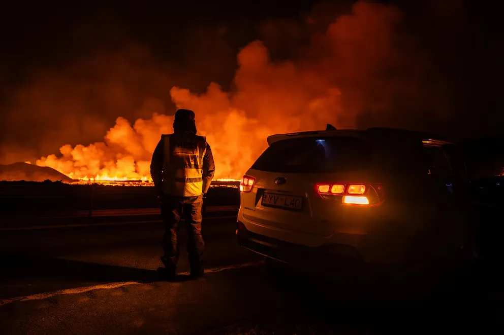 A pesar de las constantes erupciones volcánicas, Grindavík no está amenazada por el flujo de lava en esta ocasión (AP Ph