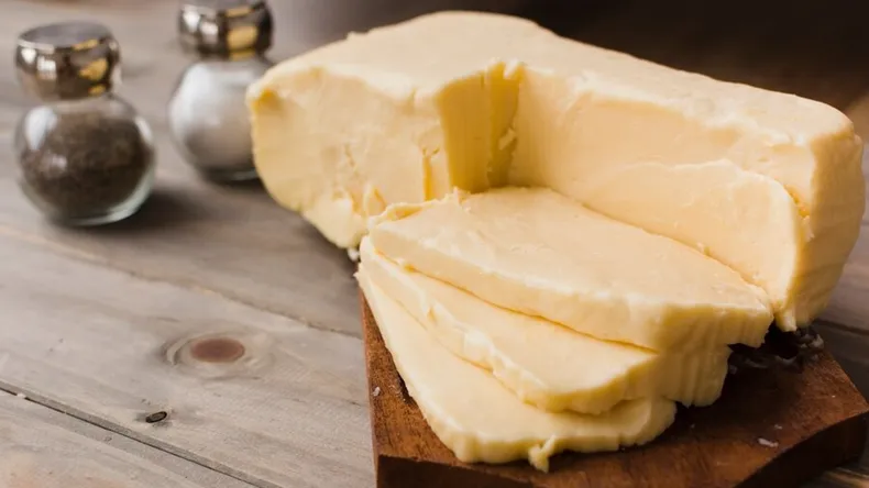 rebanadas-queso-cheddar-tabla-cortar-salero-pimentero-mesa_23-2148166527jpg
