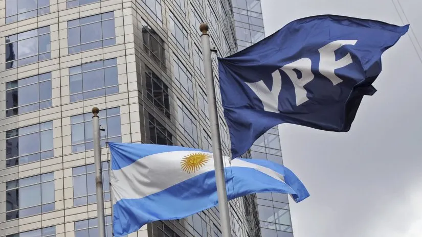 bandera-ypf-y-bandera-argentinajpg