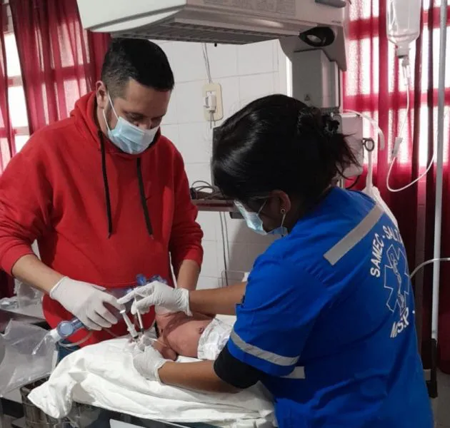 89905-mediante-un-vuelo-sanitario-se-asistio-a-una-recien-nacida-en-estado-de-gravedad