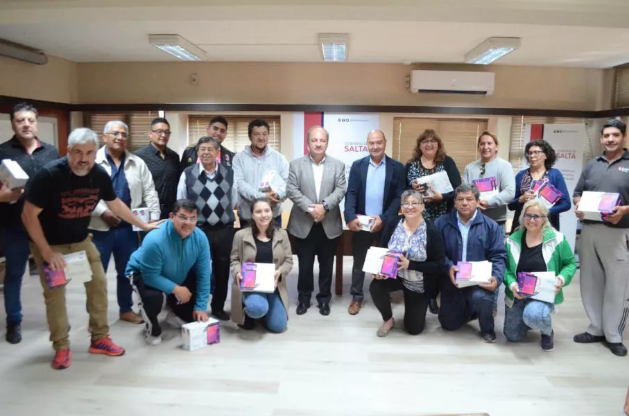 85260-el-gobierno-provincial-entrego-tablets-a-clubes-saltenios-de-basquetbol