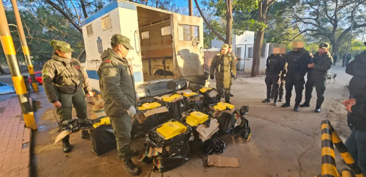 Trasladaban 420 kilos de cocaína en la caja de una camioneta oficial (3) (1)