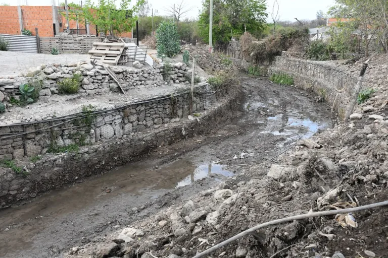 limpieza-de-canal-en-av-las-costas-4-768x512