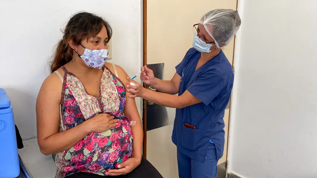 105775-el-lunes-inicia-la-vacunacion-para-embarazadas-contra-el-virus-sincicial-respiratorio