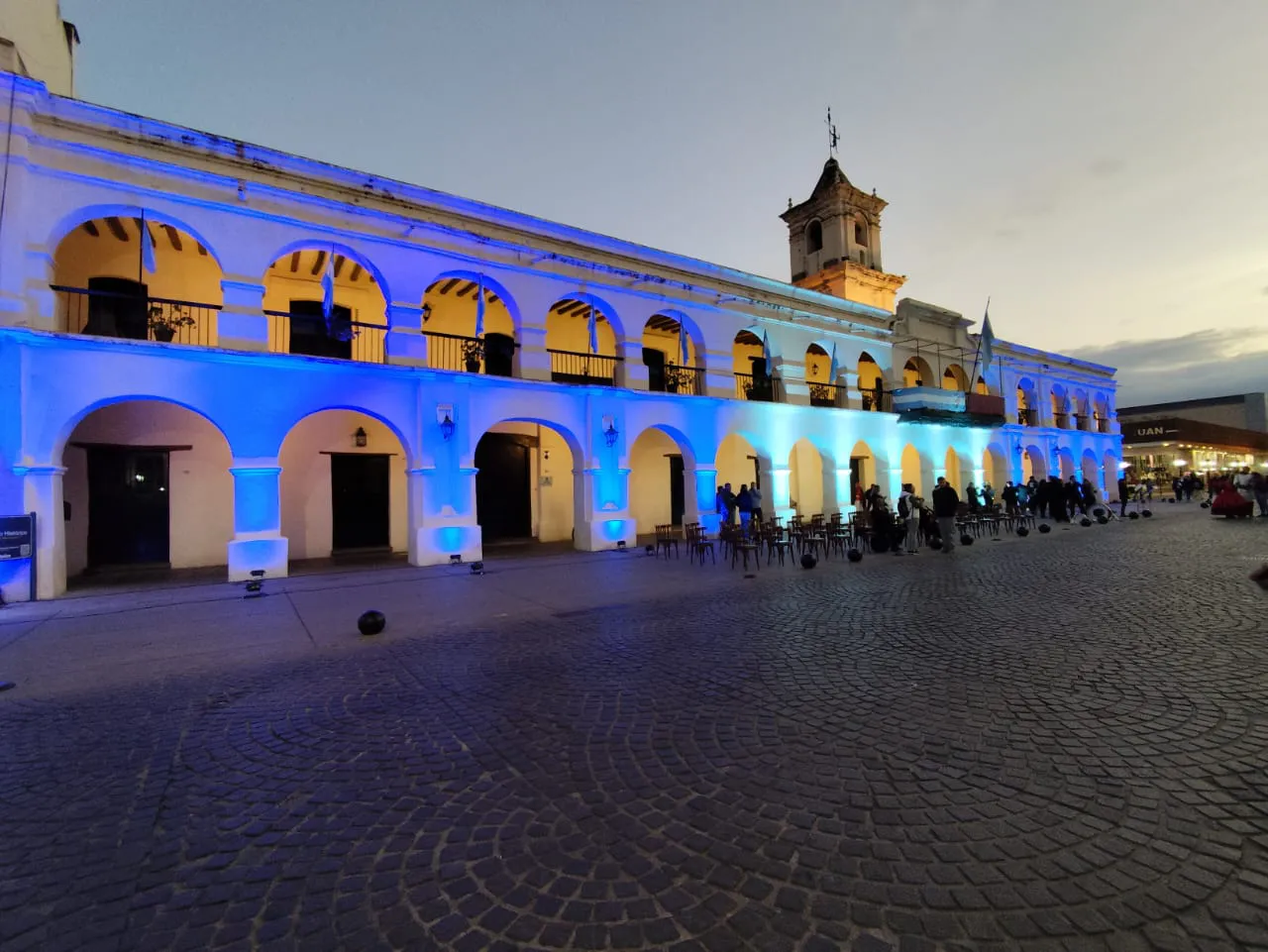 dia-de-la-bandera-se-iluminara-el-cabildo-historico-de-la-ciudad-2