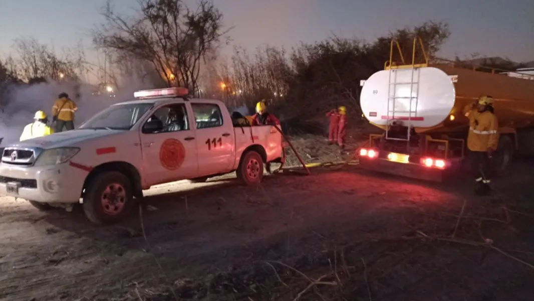 12821-defensa-civil-sofoco-incendios-de-pastizales-en-capital-y-cerrillos