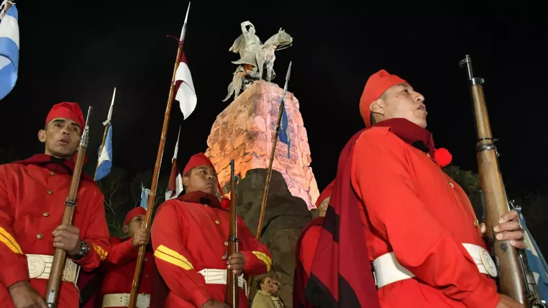 12726-el-gobernador-saenz-encabezo-la-guardia-bajo-las-estrellas-en-conmemoracion-del-paso-a-la-inmo