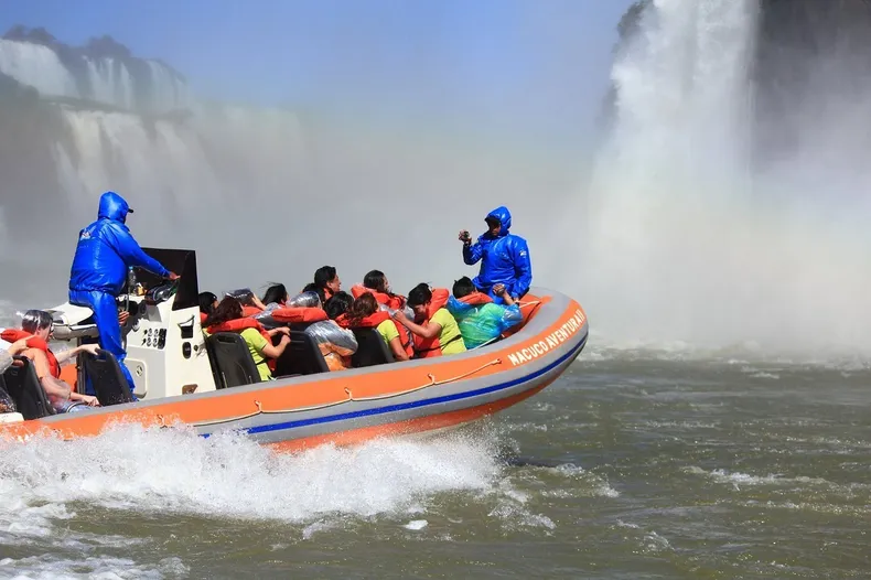 bote-cataratas-iguazu