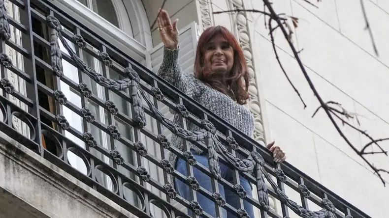 cristina-kirchner-el-balcon-su-casa-constitucion