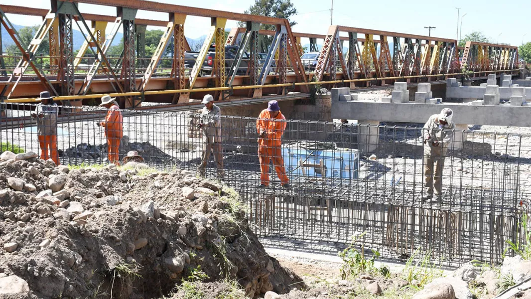 21533-saenz-superviso-la-construccion-de-los-nuevos-puentes-sobre-el-rio-vaqueros-y-su-circunvalacion