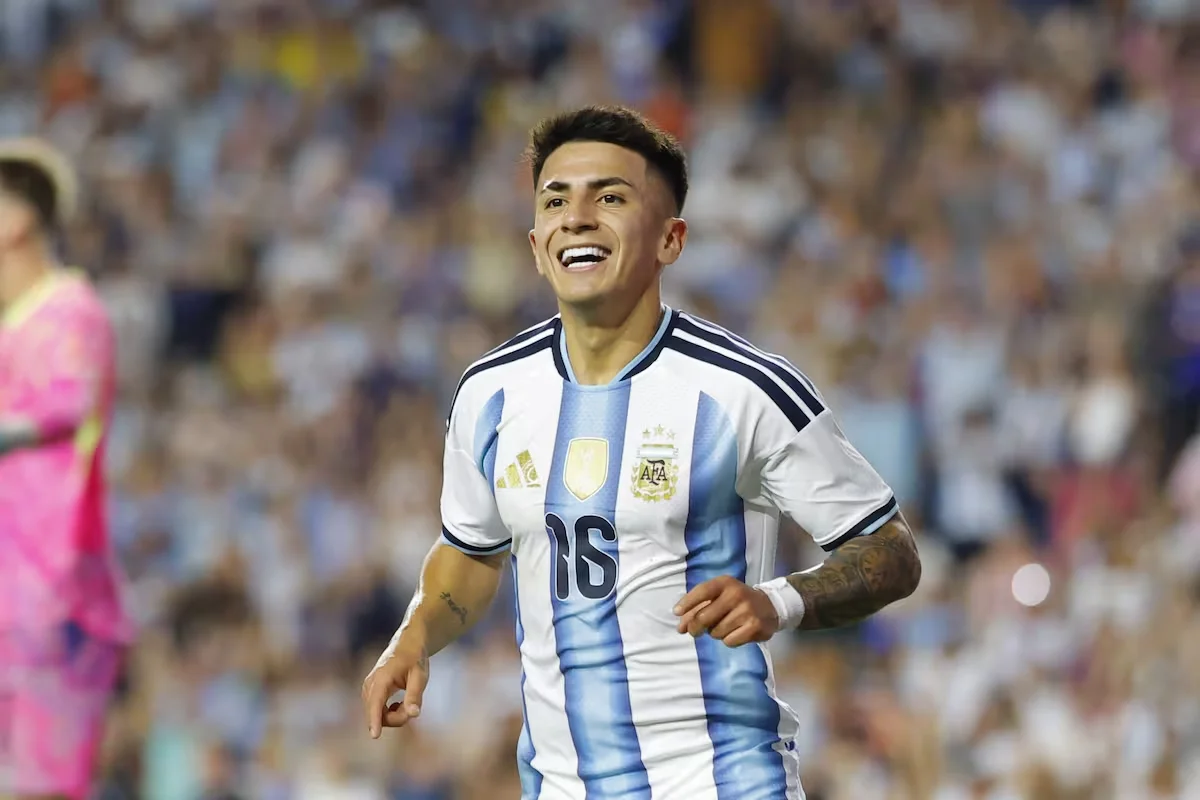 la-sonrisa-de-thiago-almada-con-la-camiseta-de-la-U4GASGWIYRATBFNZJCEPIL5IKM