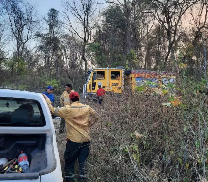 84515-continua-el-trabajo-de-sofocamiento-en-los-incendios-forestales-de-colonia-santa-rosa