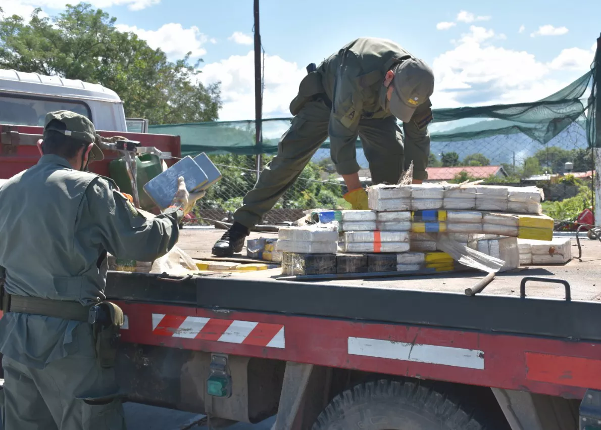 circulaba_con_mas_de_500_kilos_de_cocaina_acondicionados_en_un_falso_piso_de_una_grua_5