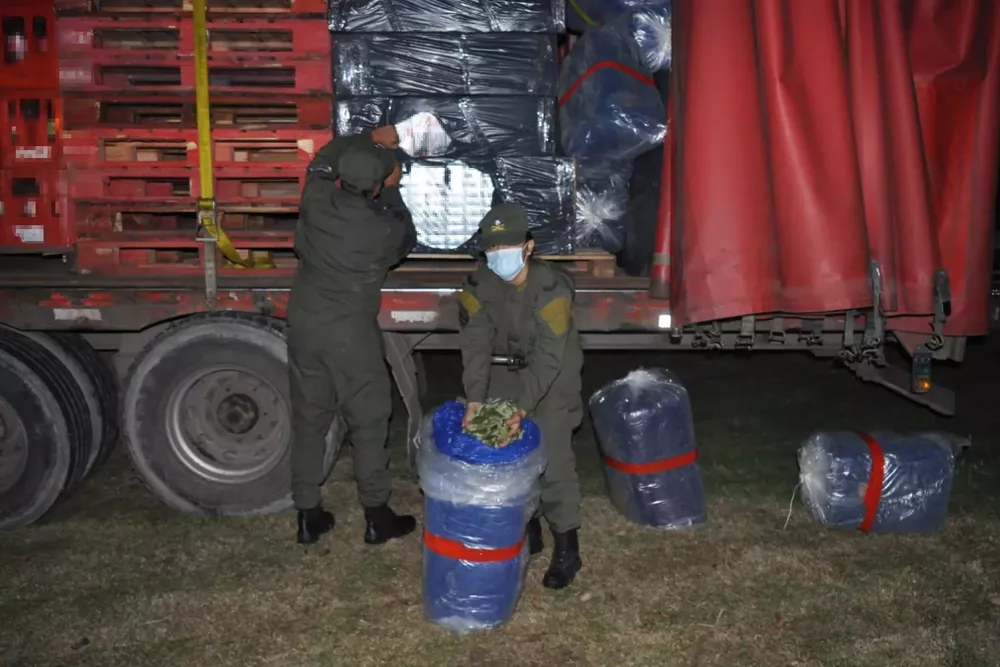 ocultaba_1.282_kilos_de_hojas_de_coca_y_39.900_paquetes_de_cigarrillos_en_la_base_del_remolque_de_un_camion_4