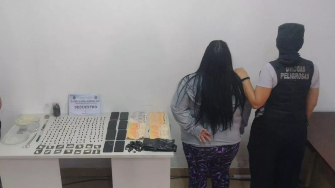 24129-detuvieron-a-una-mujer-y-secuestraron-mas-de-300-dosis-de-droga-en-capital