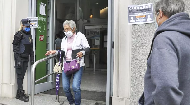 jubilados_barbijo_banco_27mayo2020