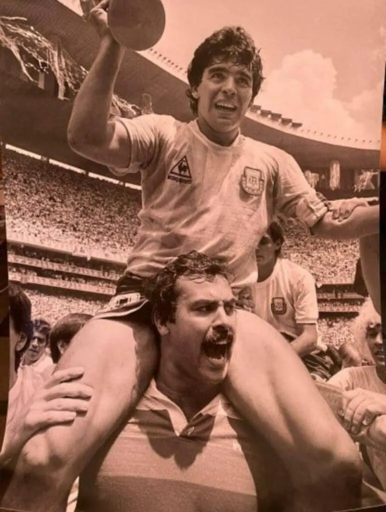 Roberto-Cejas-y-Maradona-2-772x1024