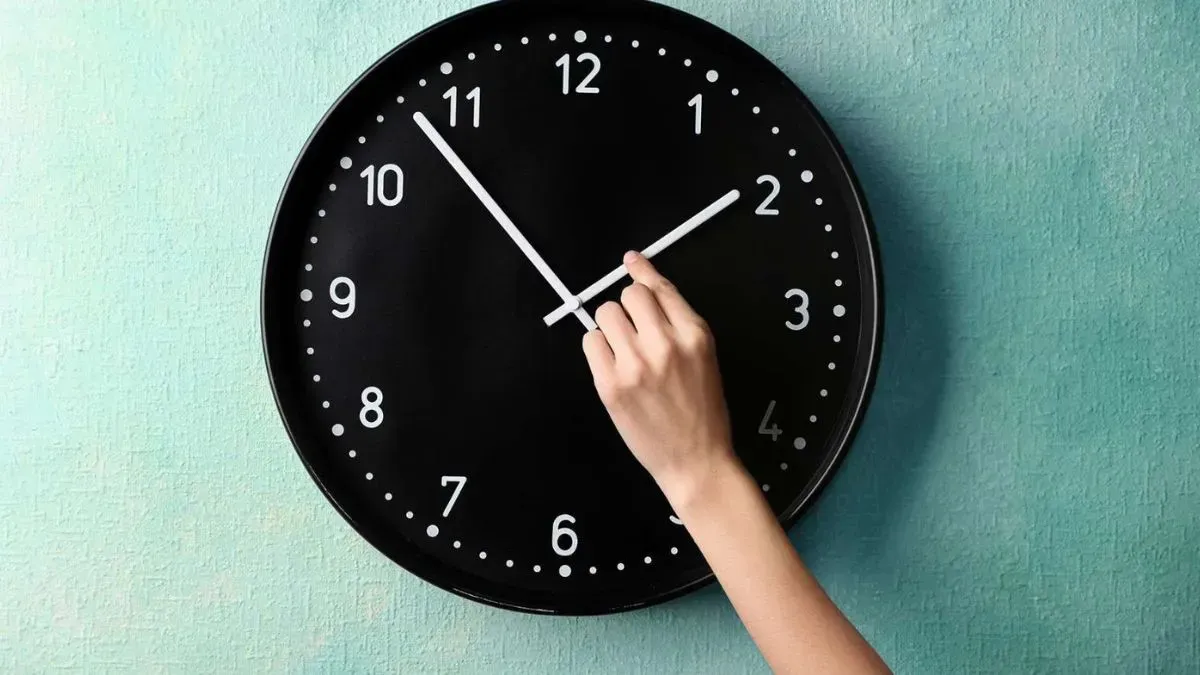 cambio-horario-noviembre-2024-argentina-se-adelanta-o-atrasa-el-reloj-se-duerme-mas-o-menos